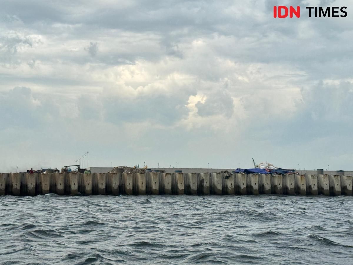 Potret Tanggul Beton di Laut Cilincing: Dikelilingi Air Keruh dan Sampah