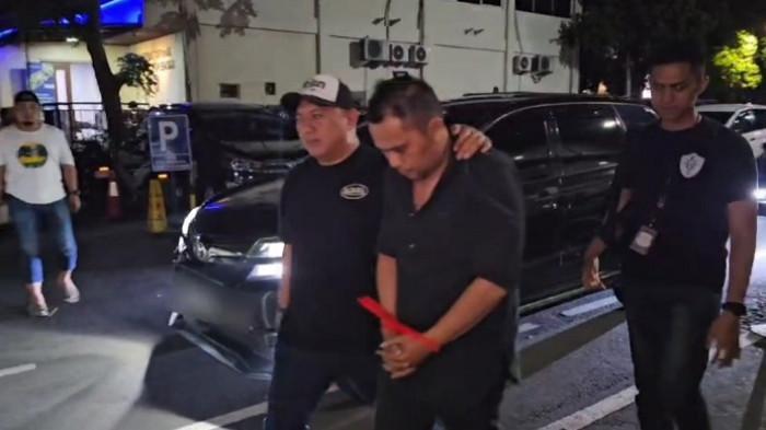PEMBUNUHAN KACAB BANK - Tim Gabungan Jatanras Polda Metro Jaya dan Resmob Polrestabes Semarang menangkap pelaku pengintai inisial RS terhadap Kepala Cabang (Kacab) Bank BUMN Mohamad Ilham Pradipta (37). (Tribunnews.com/Reynas Abdila)