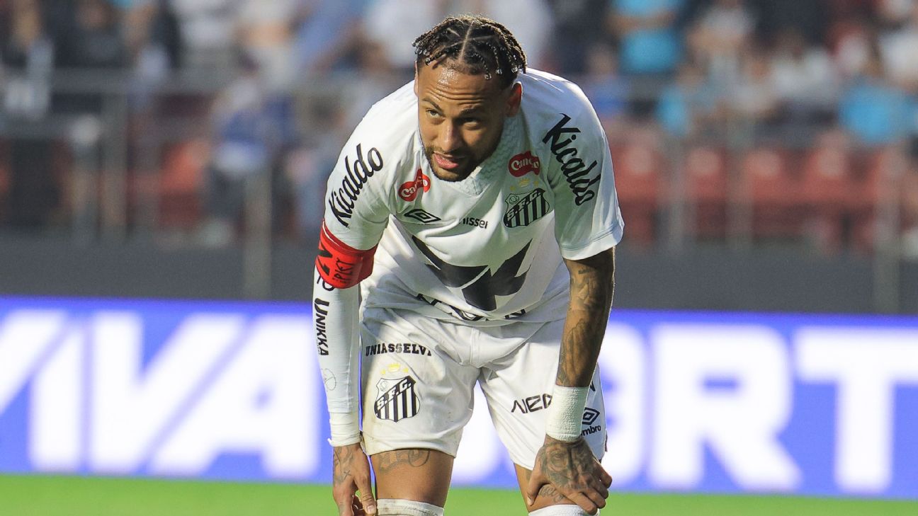 Neymar, lesionado, podría perderse la lucha por el descenso del Santos, según fuentes