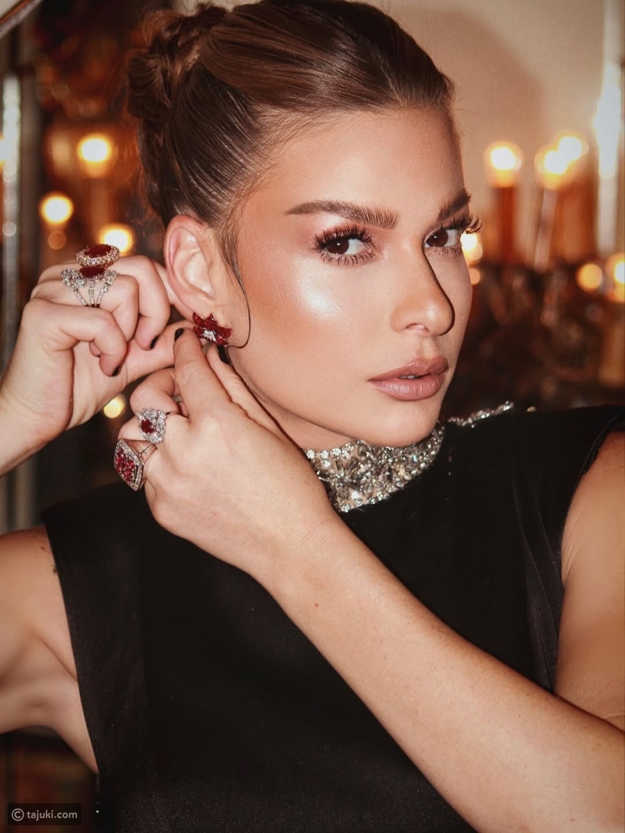 باميلا الكيك بالمكياج البرونزي والشينيون العصري في حفل إضافة