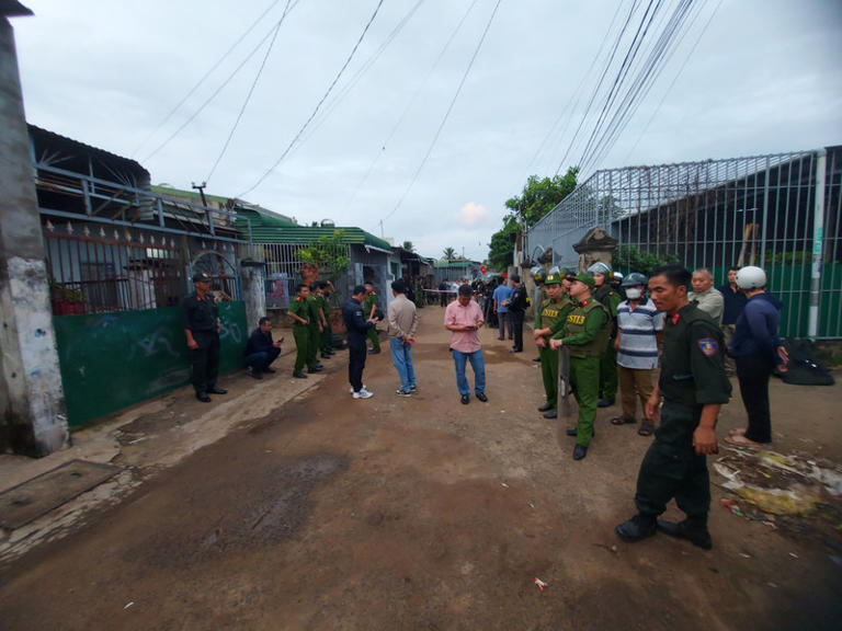 Báo điện tử Tiền Phong Rất nhiều Công an được huy động để điều tra, truy bắt đối tượng. 1
