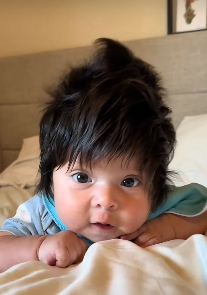 Bebê viraliza na internet com cabelo volumoso: "É difícil até de pentear"