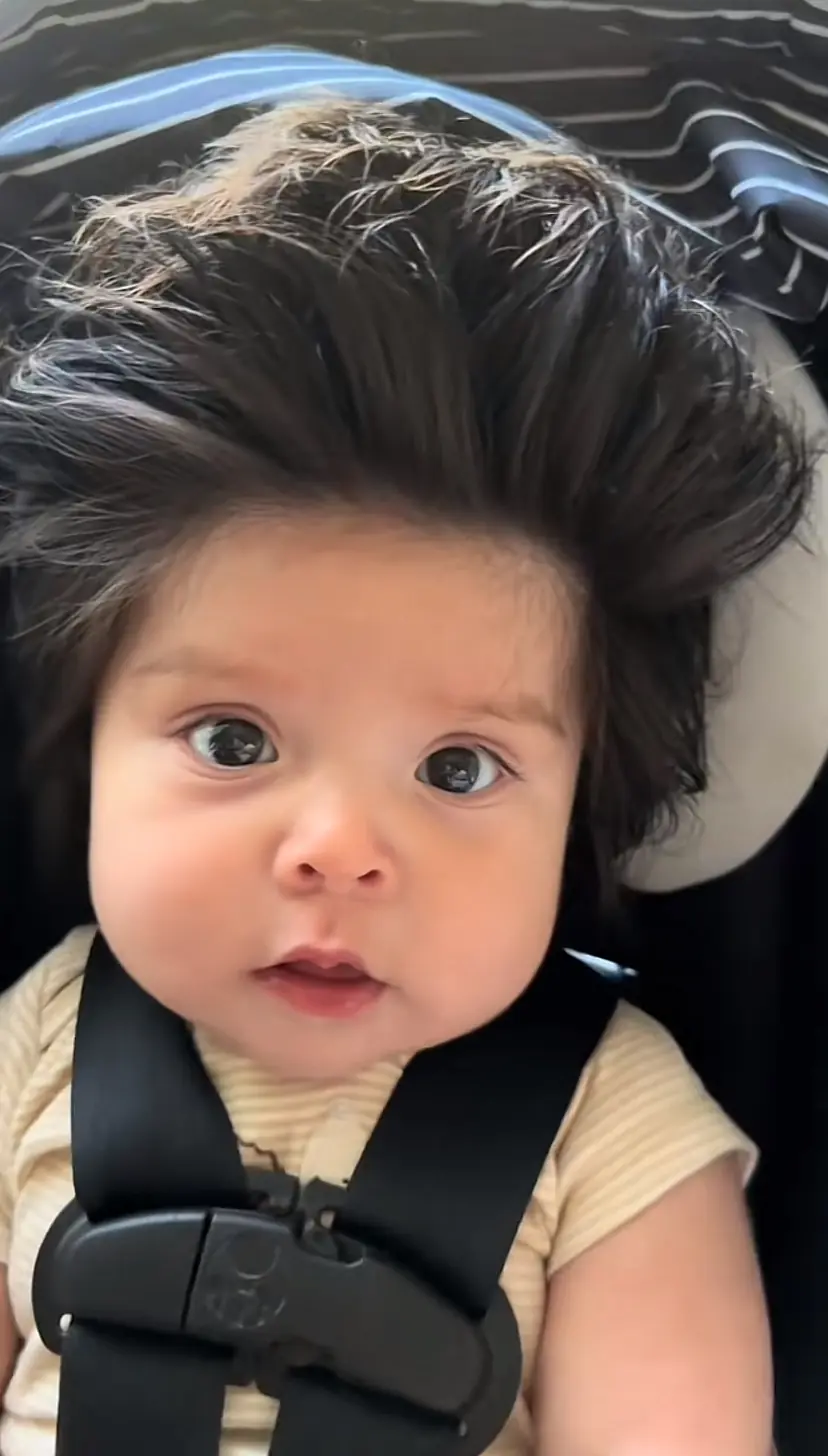 Bebê viraliza na internet com cabelo volumoso: "É difícil até de pentear"