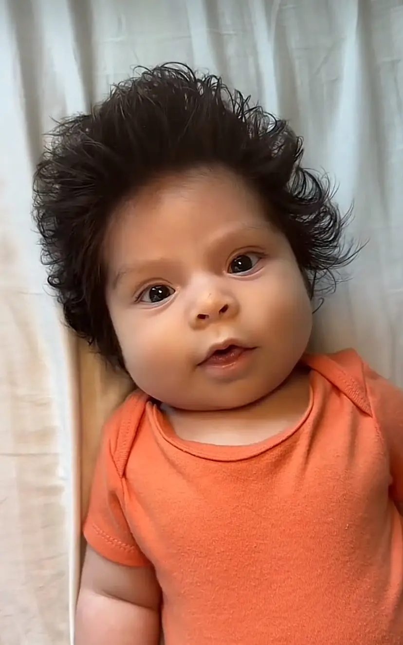 Bebê viraliza na internet com cabelo volumoso: "É difícil até de pentear"