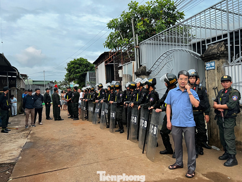 Báo điện tử Tiền Phong Lực lượng công an đang bao vây tại hiện trường. 1