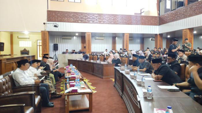 DOA DAN DZIKIR - Lantunan doa dan dzikir menggema dari Ruang Abhimata Paripurna DPRD Kabupaten Cirebon, Jumat (12/9/2025) siang