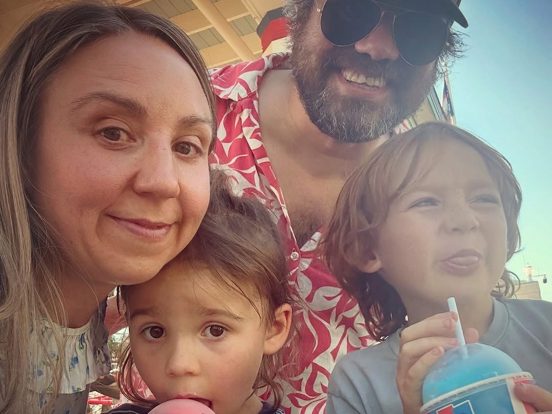 Die Autorin gemeinsam mit ihren beiden Kindern und ihrem Ehemann.