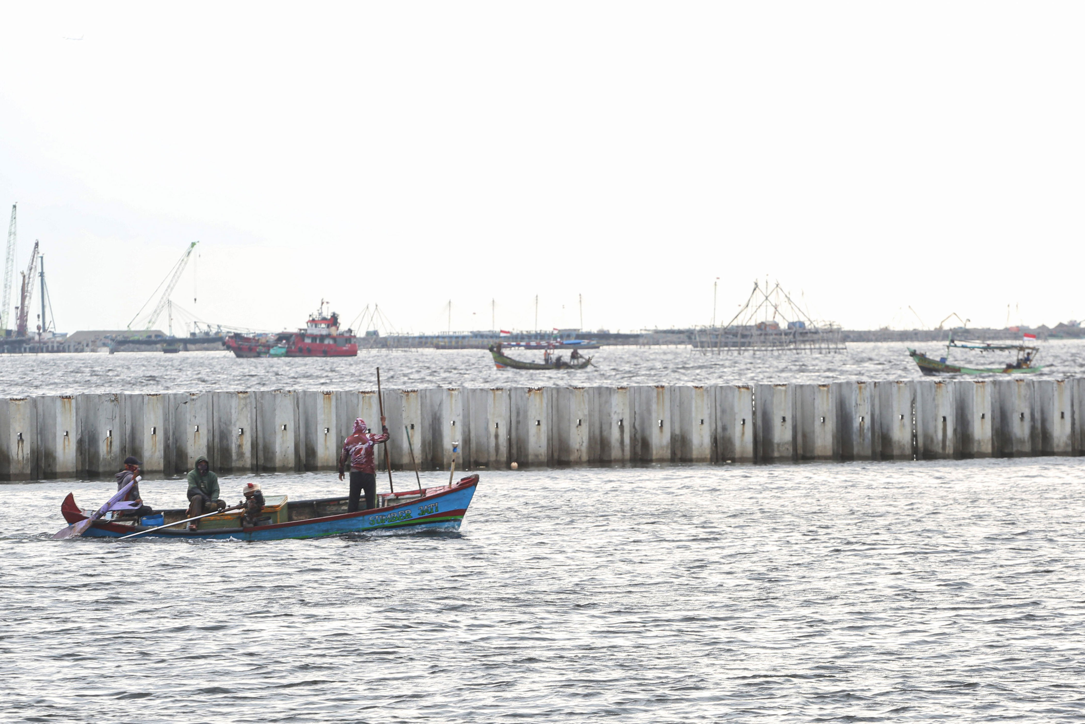 [Foto] Tanggul Beton Marunda yang Menimbulkan Keluhan Nelayan
