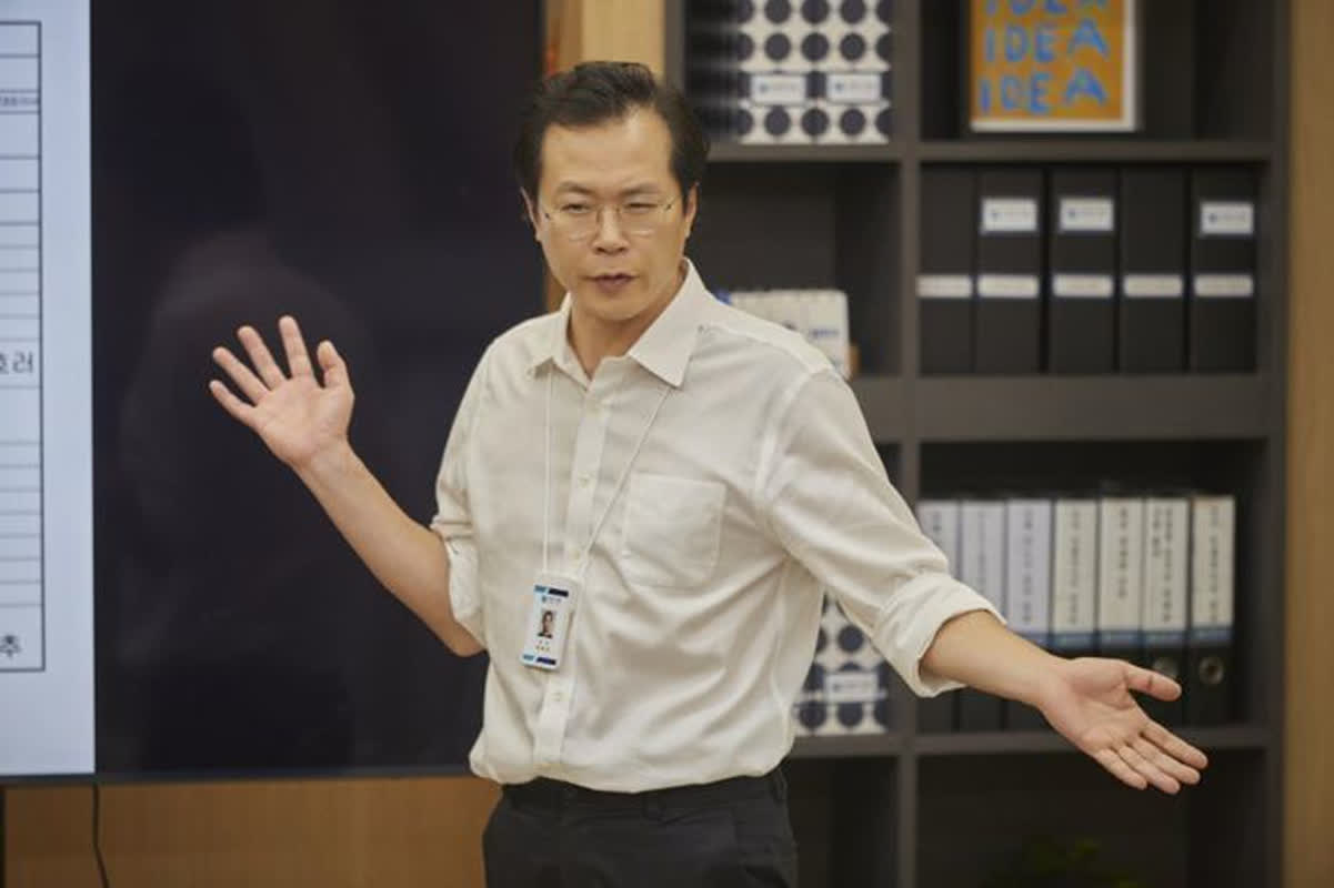 인터뷰 중인 백현진