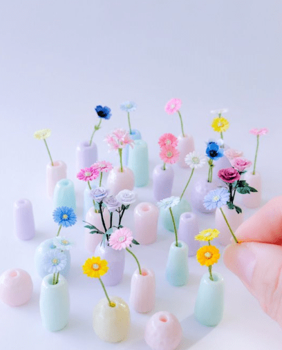 これ本当に手作り！？ミニチュア花瓶と刺繍糸でできた一輪挿し