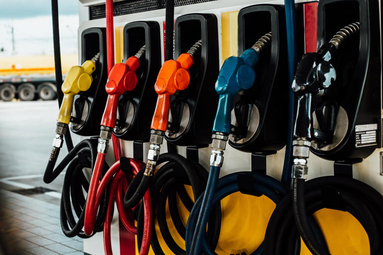 Qué pasa si se mezcla gasolina extra y corriente - Getty Images