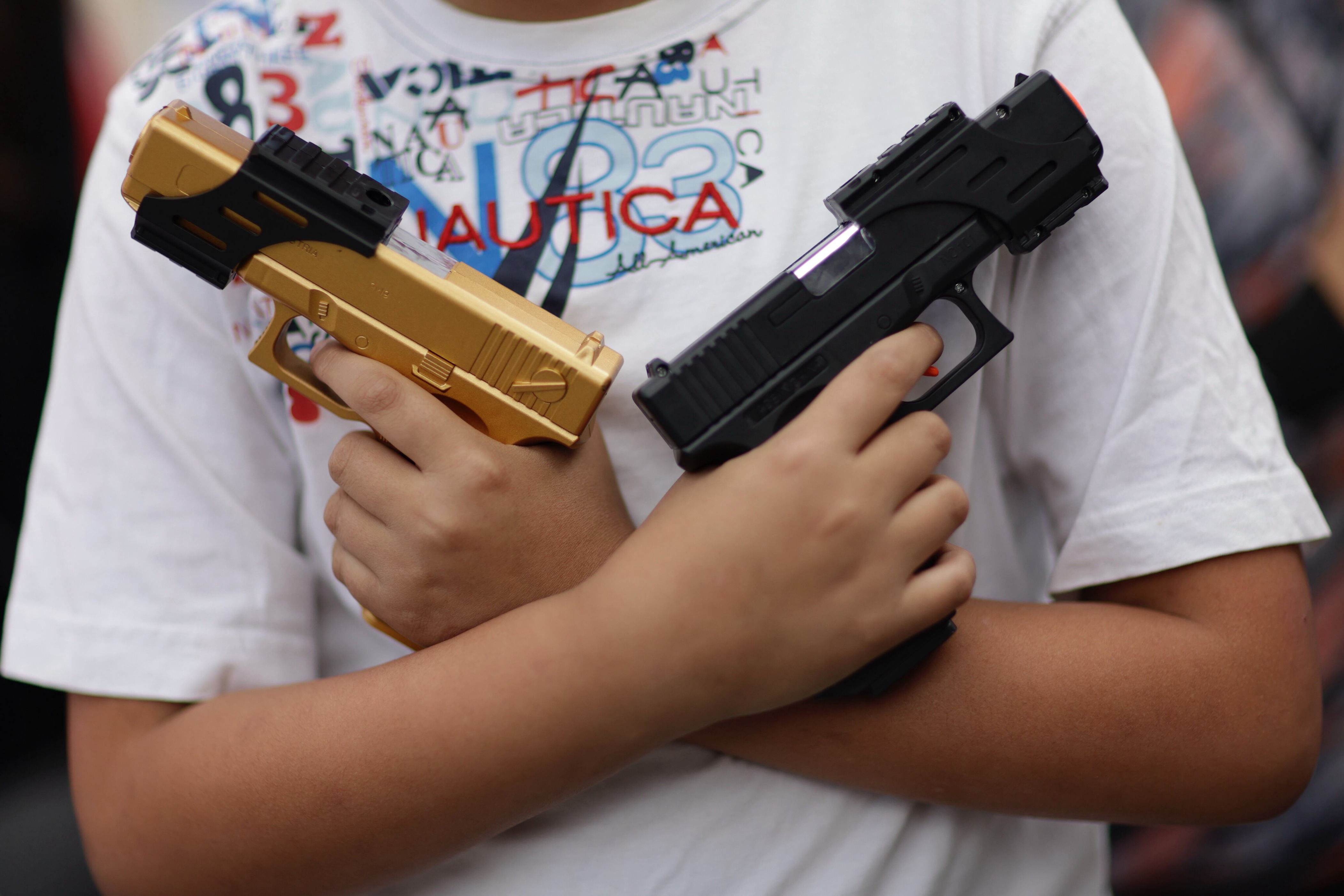 Los niños que juegan con pistolas Los niños que juegan con pistolas