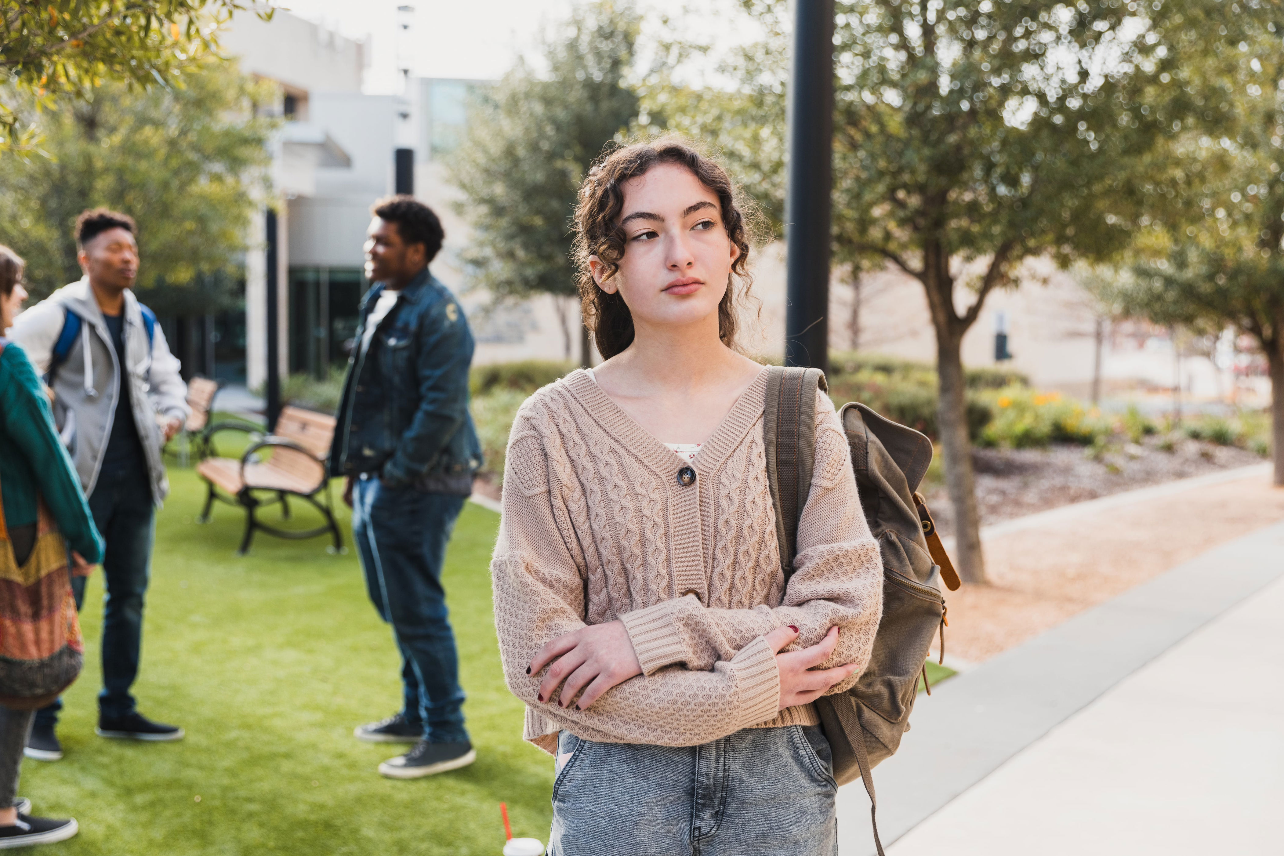 Los psicólogos inciden en la importancia de trabajar la autoestima en quienes viven de manera negativa la carencia de un grupo de amigos cerrado.