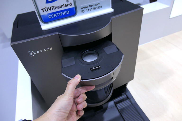 エコバックスの新ロボット掃除機「DEEBOT X11 OmniCyclone」実機を