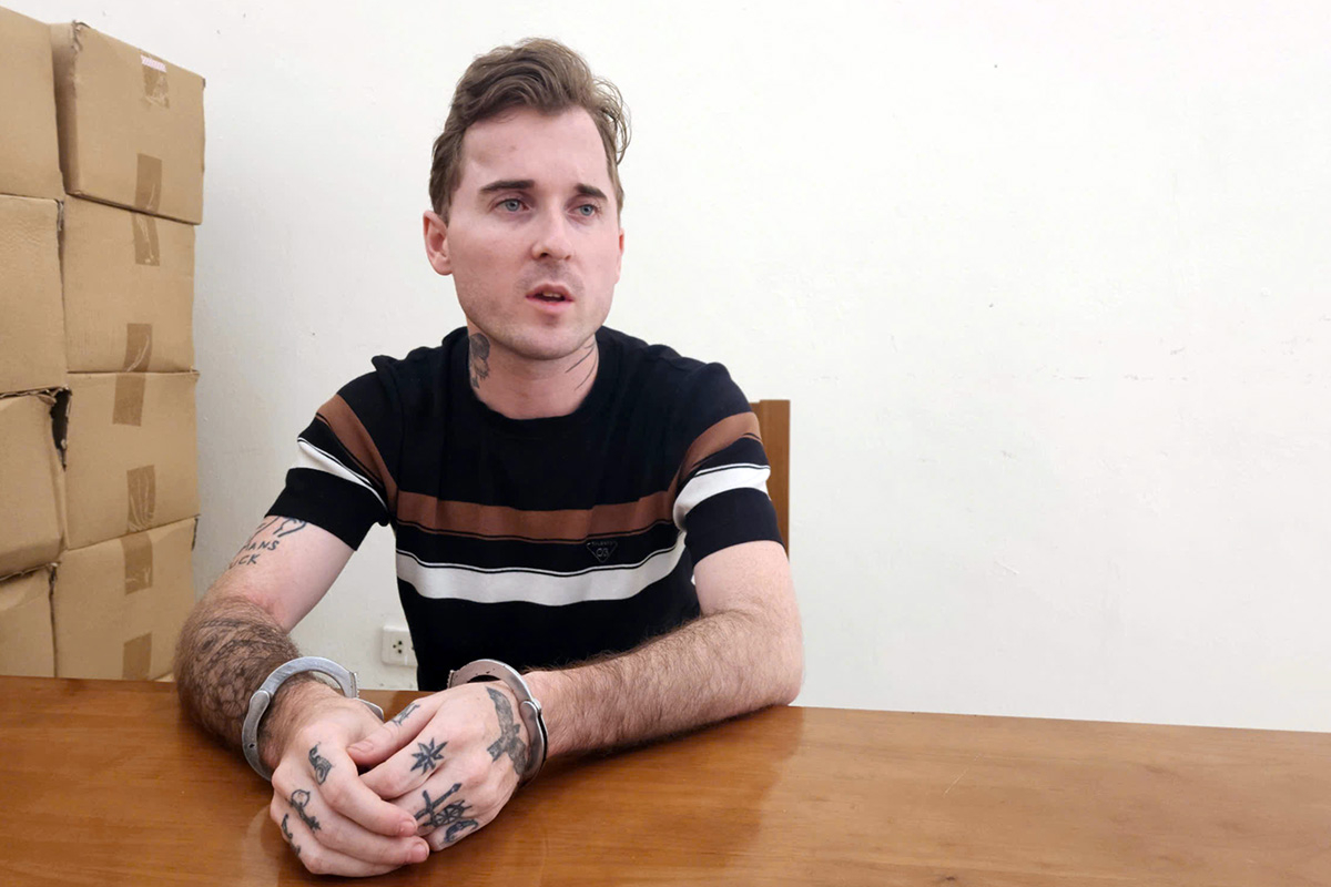 Người nước ngoài rút súng đe dọa trong quán bar