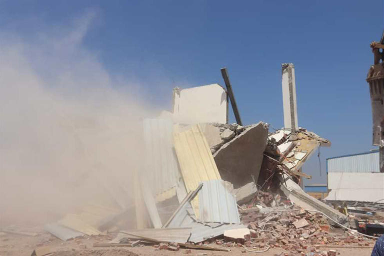 حملة مكبرة لإزالة مبانٍ مخالفة بمركز الخانكة ضمن الموجة 27