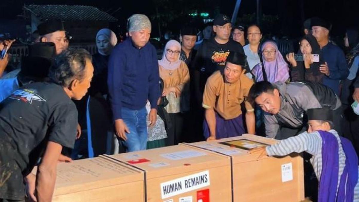PMI WAFAT - Legislator nonaktif PAN Uya Kuya (topi hitam) bersama Istrinya Astrid Kuya (kerudung kacamata) saat membantu proses pemulangan Jenazah PMI Rifa Hamidah yang meninggal karena sakit di Hongkong. (HO-Dokumentasi Pribadi Uya Kuya)
