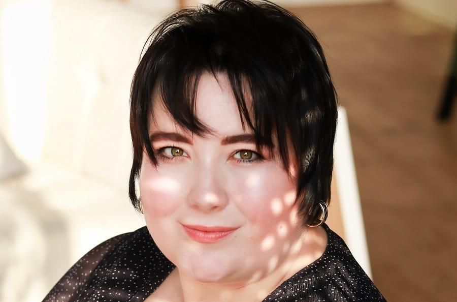 35 Gaya Rambut Pendek untuk Wanita Berbadan Gemuk agar Tampak Langsing 16 AA1MtkNG