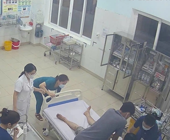 Cứu người đàn ông ngưng tim khi một mình tới khoa cấp cứu