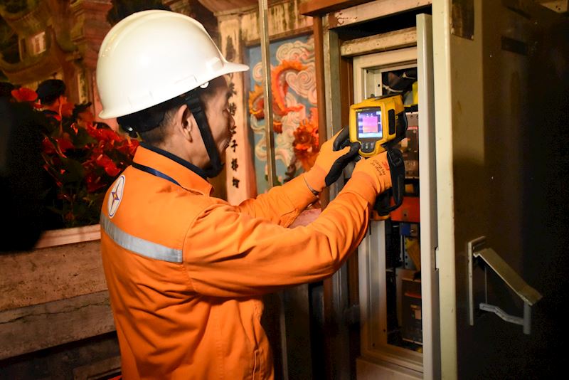 EVN l&ecirc;n tiếng vụ tiền điện tăng bất hợp l&yacute;, đạt mức 5 triệu đồng l&agrave; do sự cố nguy hiểm - r&ograve; điện ở d&acirc;y cấp điện cho b&igrave;nh n&oacute;ng lạnh của gia đ&igrave;nh. Ảnh: EVN