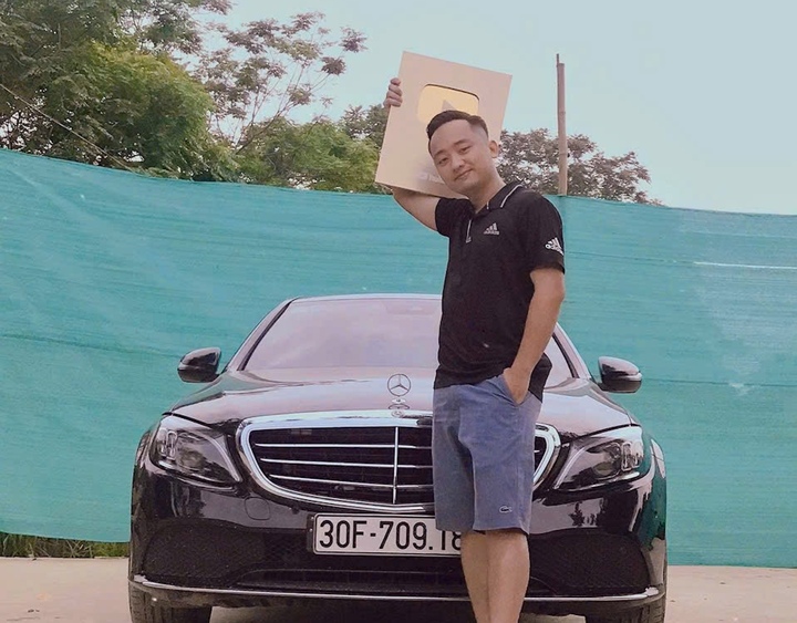 "Đức SVM" khoe nút vàng YouTube bên xe ô tô Mercedes-Benz.