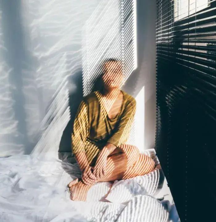 O impacto da esquizofrenia pode levar alguns pacientes à depressão. Curly_photo/Moment RF/Getty Images