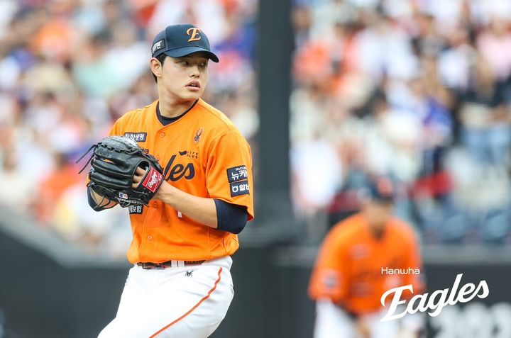 구원 등판 161.4㎞ 광속구…문동주, PS서 한화 불펜 '조커' 되나