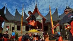 Randai: Teater Rakyat Minangkabau yang Lebih dari Hiburan