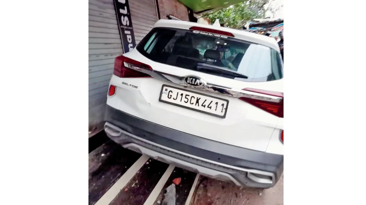 Mumbai: Speeding SUV rams footpath in Ghatkopar, injures three people