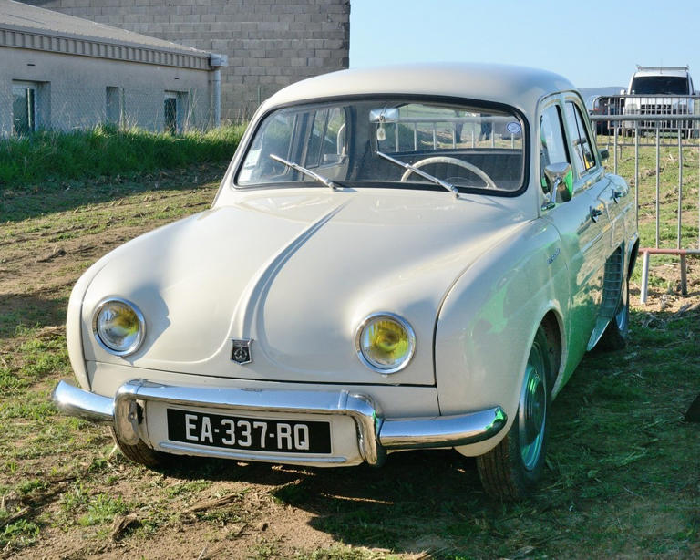 René possède une Renault Dauphine dans sa collection.