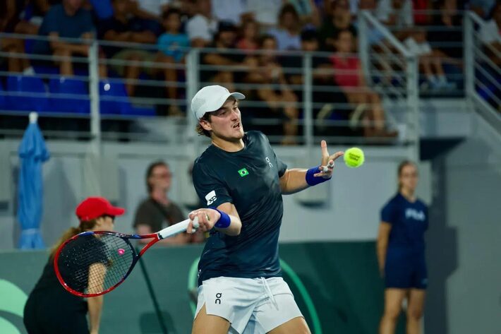 João Fonseca encarou Stefanos Tsitsipas com Djokovic nas arquibancadas. Foto: Green Filmes/CBT