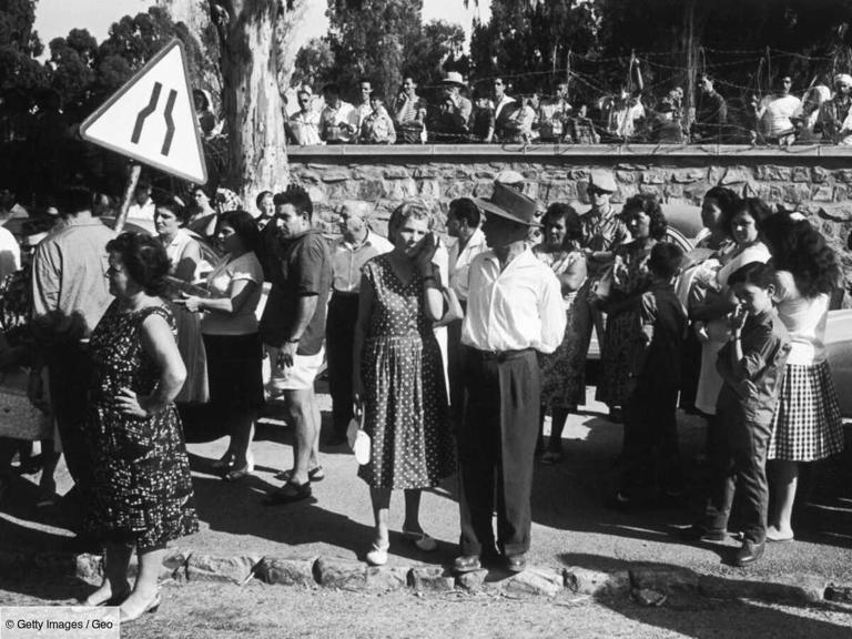 Scène de rue à Alger en mars 1962.
