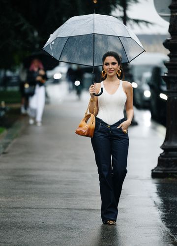 Modefrauen tragen im Herbst nur noch diese Jeans.