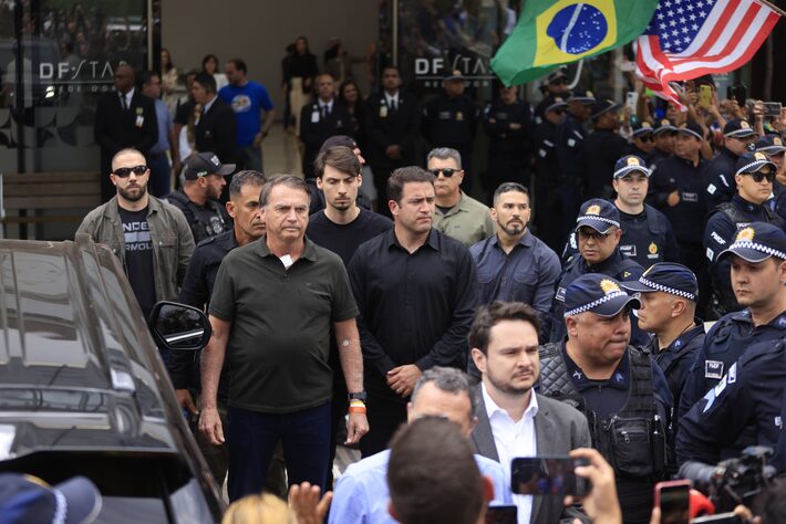 Apoiadores de Bolsonaro acompanharam sua saída do hospital com gritos de 'mito' e bandeiras do Brasil e dos EUA Foto: Wilton Junior/Estadão