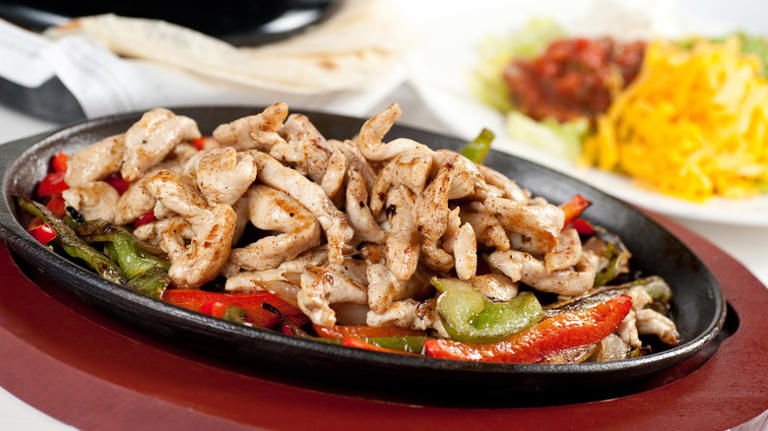 Here's The Sizzling Secret That Makes Chili's Fajitas So Iconic