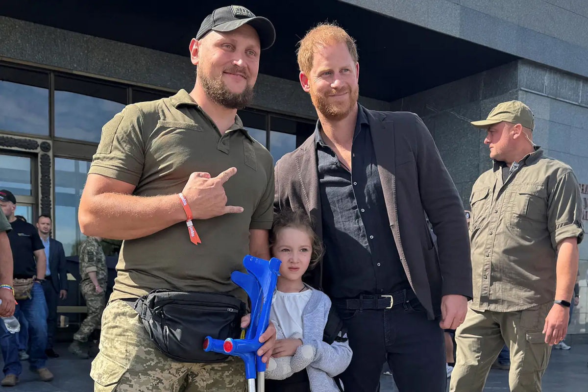 Harry poses with injured Ukrainian soldier Vasyl, 38, at the National Museum of Ukrainian History on September 12. Photo: Reuters