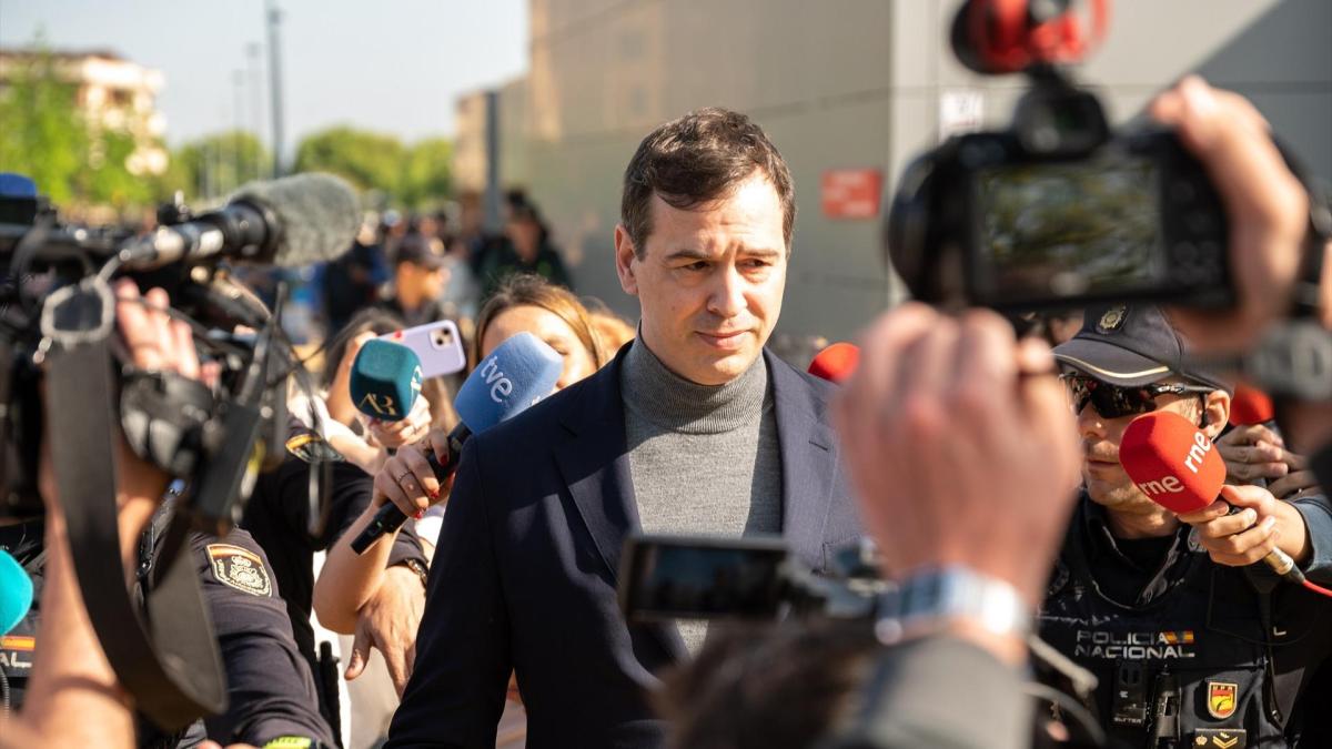 El hermano de Sánchez vivía oculto en Moncloa mientras simulaba que lo  hacía en Portugal para pagar menos impuestos