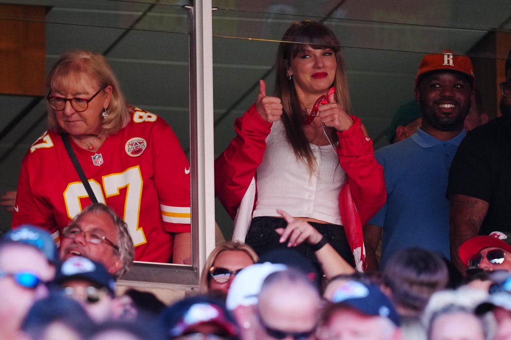 taylor-swift-sneaks-into-fianc-travis-kelce-s-chiefs-home-opener