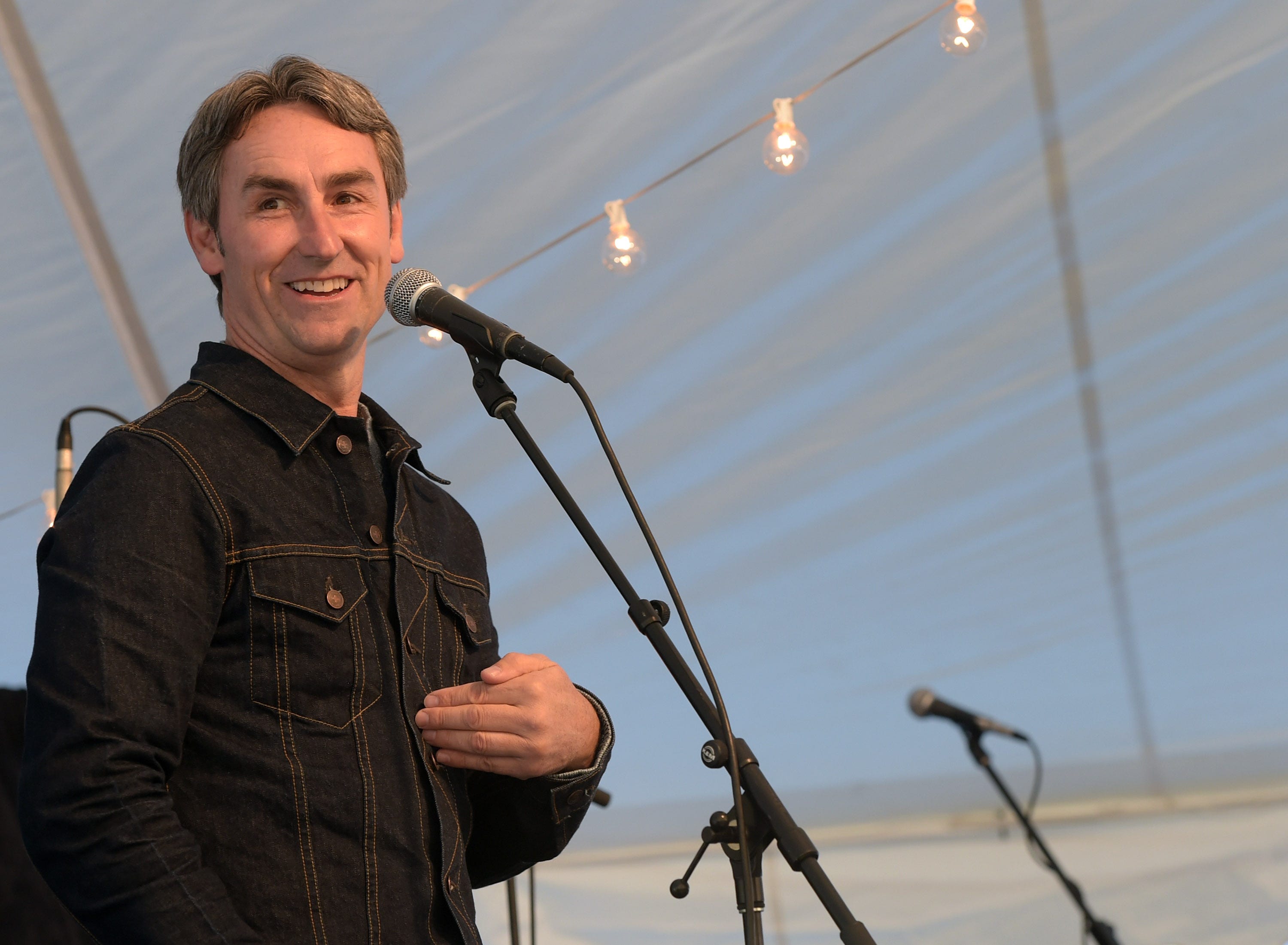 Mike Wolfe of 'American Pickers' hospitalized after car accident with  girlfriend: Reports