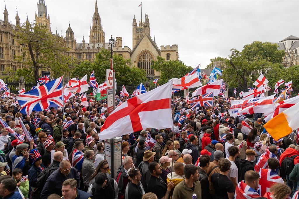 londra-maxi-protesta-anti-migranti-vannacci-esulta-cos-parte-la