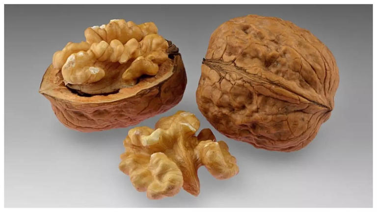 Why one should eat walnuts before meals, according to a leading ...
