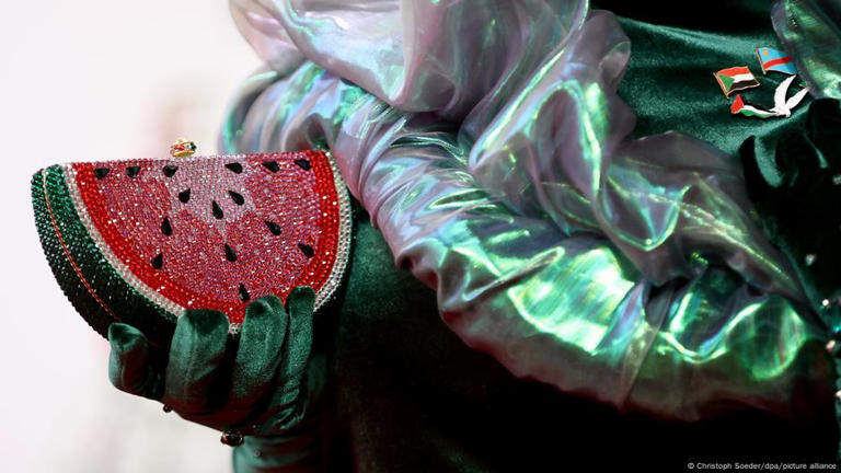 مجرد حقيبة يد؟ أم رمز للتعبير عن التضامن مع الفلسطينيين؟