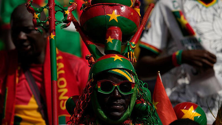 Un supporter burkinabé lors du match de football, entre l'Algérie et le Burkina Faso, stade Peace of Bouake à Bouaké, en Côte d'Ivoire, le samedi 20 janvier 2024.