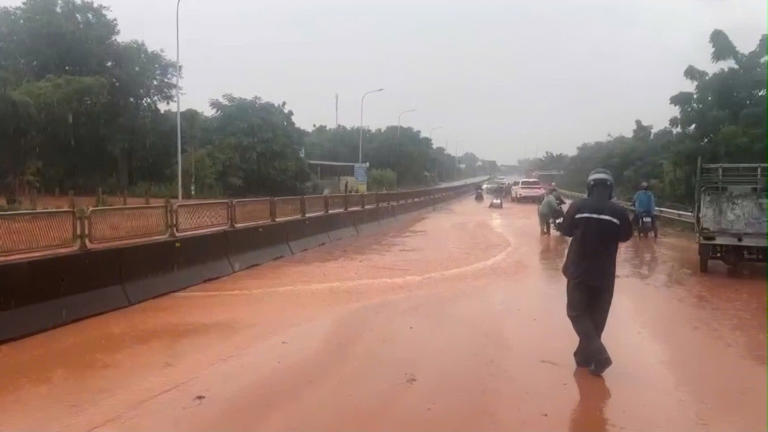 Thời điểm cát tràn xuống và phủ lên mặt đường. Ảnh: Duy Tuấn