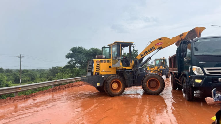 Các xe múc cào cát tràn đổ lên xe ben chở đi. Ảnh: Duy Tuấn