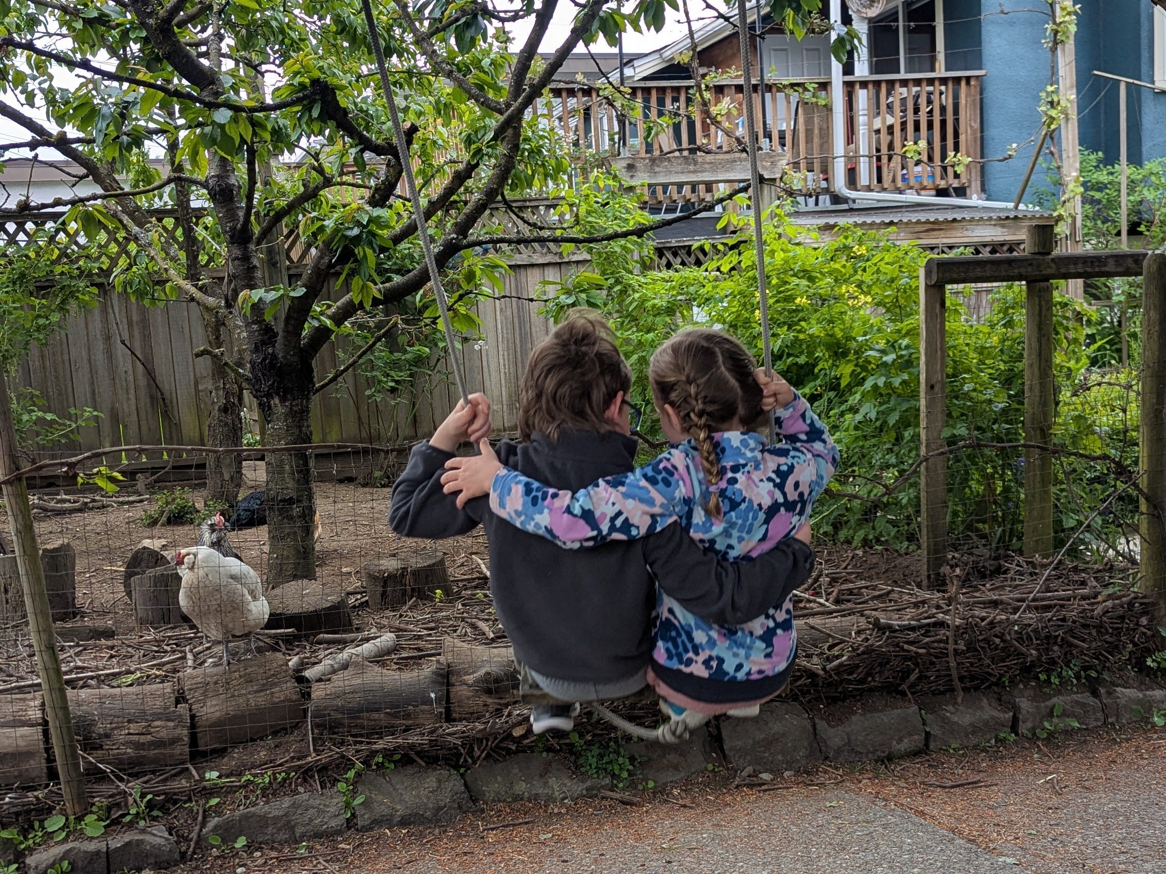 Die Autorin brachte ihren Kindern im Alter von vier Jahren bei, wie man alleine schaukelt.