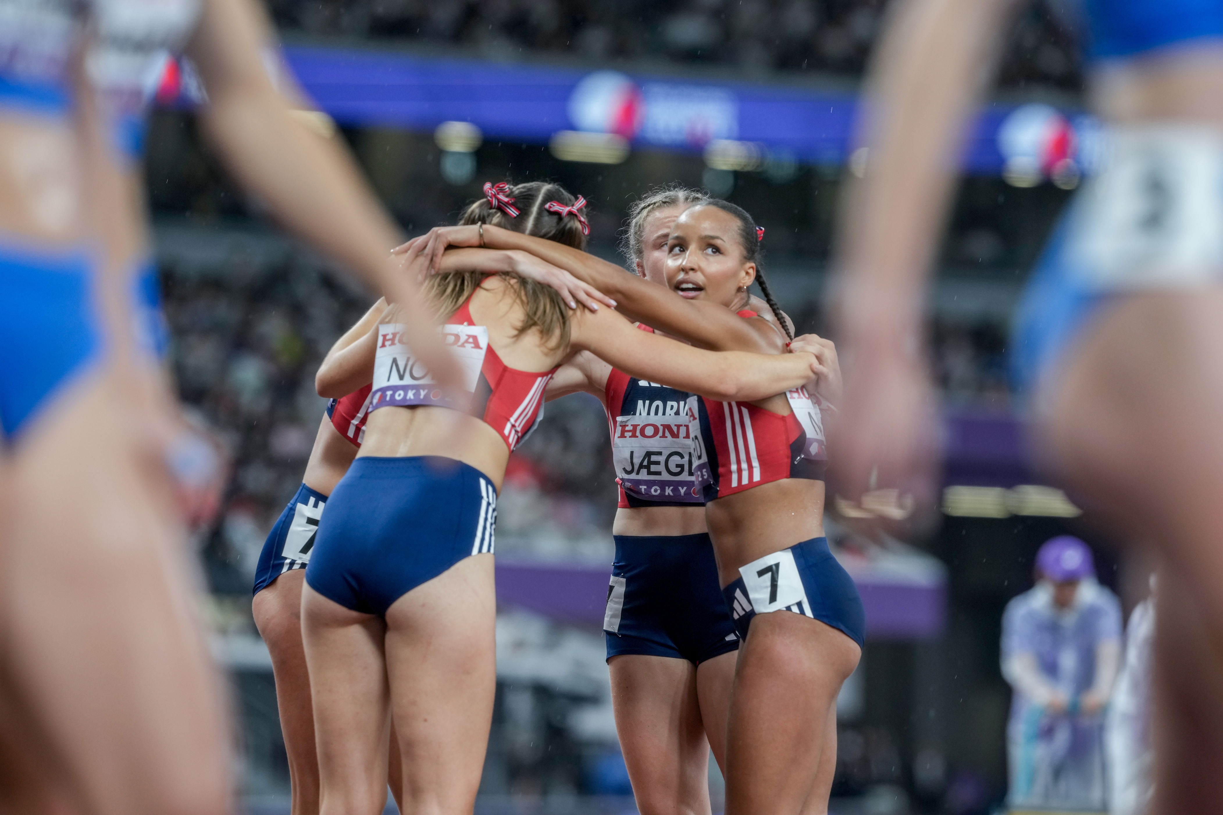 Det norske laget bestående av Henriette Jæger, Josefine Tomine Eriksen Aks, Astri Ertzgaard og Amalie Iuel deltar i finalen for 4 x 400m stafett for kvinner under den siste dagen av VM i friidrett i Tokyo. Foto: Heiko Junge / NTB