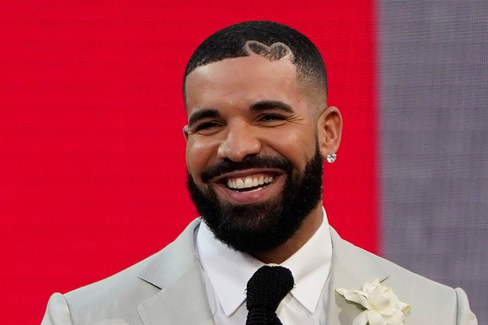 &amp;quot;Too hot to Hendl&amp;quot;: Superstar Drake feiert in schräger Latzhose auf der ...