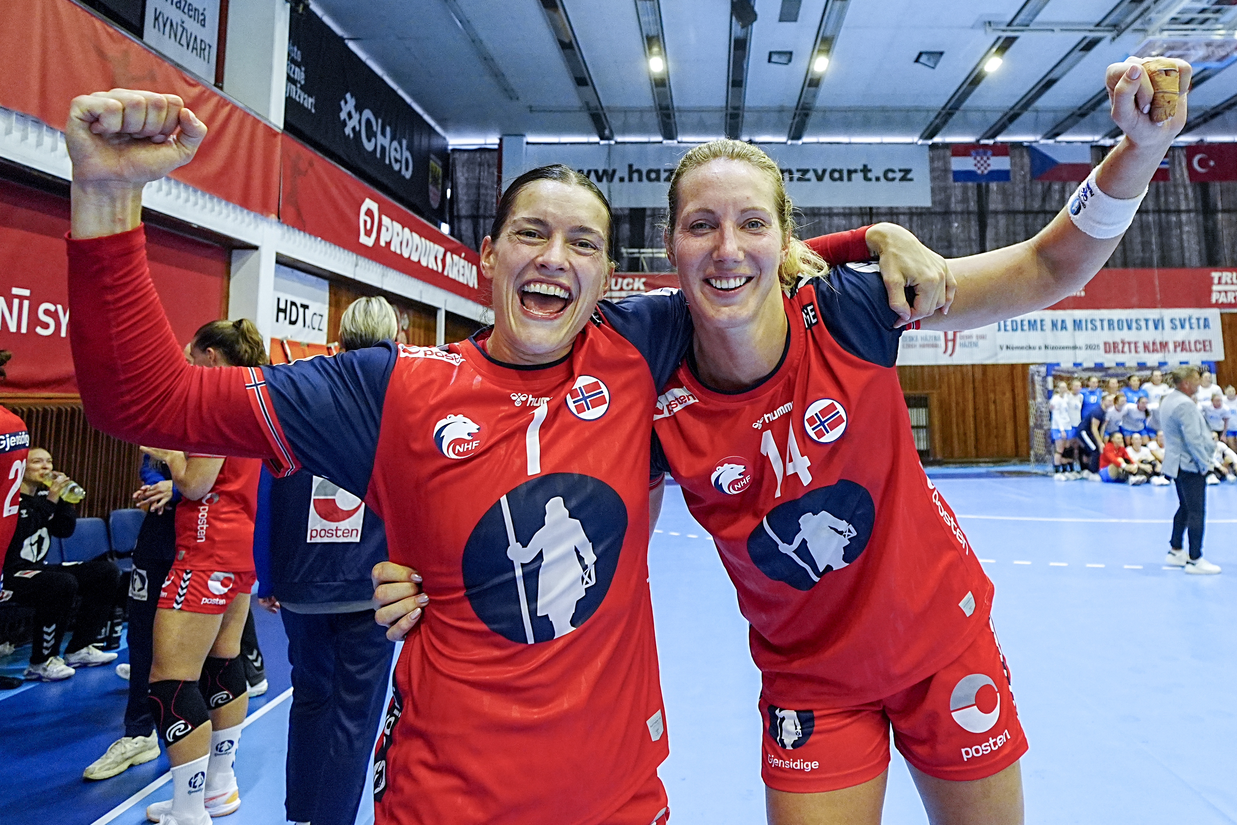 Stine Skogrand og Kristine Breistøl herjet med Tsjekkia i Norges utklassingsseier søndag. Foto: Terje Pedersen / NTB