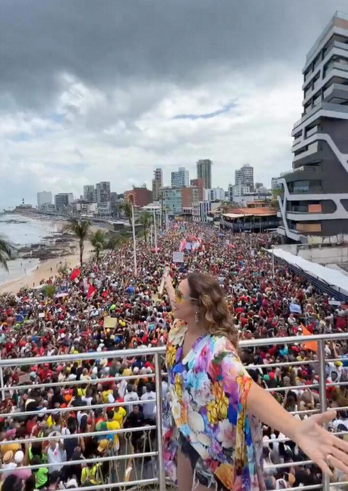 A cantora Daniela Mercury puxa o trio elétrico durante manifestacao contra a PEC da Blindagem em Salvador. Foto: @DanielaMercury via X